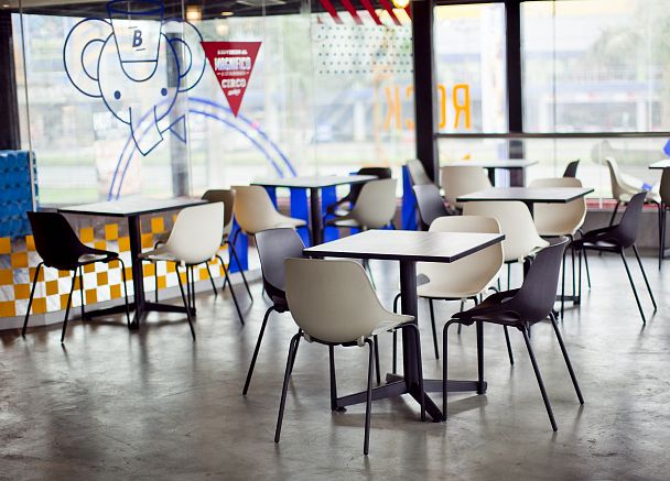 Стул Q5 (4 ножки) каркас черный, белый, стопируемый - Вид 4