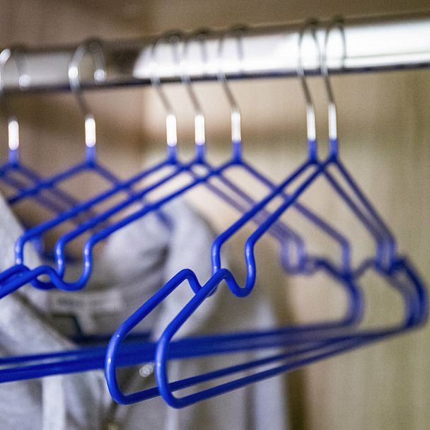 Вешалки-плечики, размер 48-50, КОМПЛЕКТ 10 шт., металл/ПВХ, перекладина, цвет синий, BRABIX "Стандарт", 601166 - Вид 15