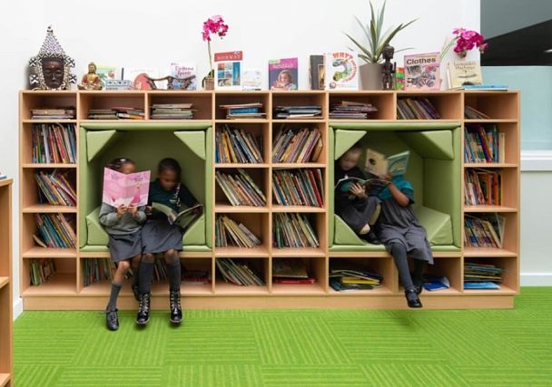 Стеллаж для библиотеки с зонами для чтения - Вид 1