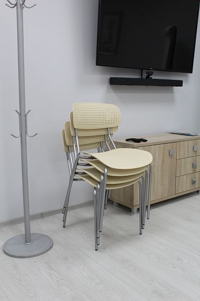 Стул офисный Sheffilton SHT-S85М белый/бежевый/хром лак, стопируемый - Вид 4