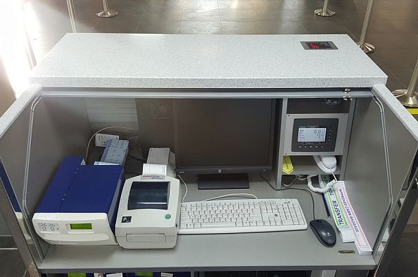 Стойка регистрации багажа с закрытыми жалюзи - Вид 2